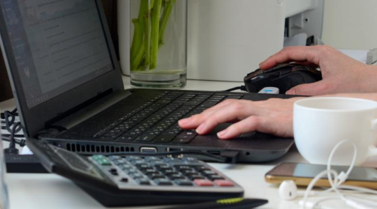 Drogie paliwo ograniczy jazdę samochodem? Ekspert wskazuje na pracę zdalną