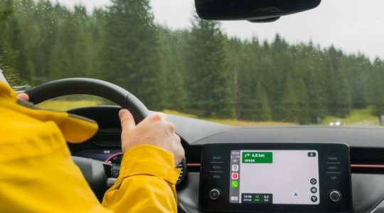 Android Auto pokazuje znaki stop i sygnalizatory. Mapy Google dostały nową funkcję